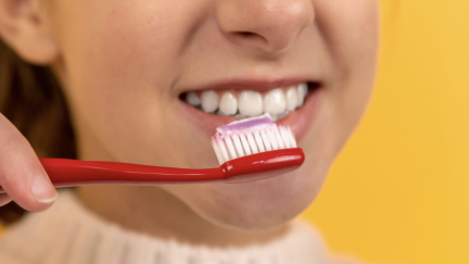 Kits de branqueamento dentário comprados online podem conter produtos químicos perigosos