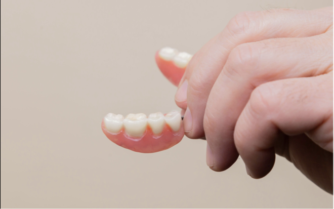 Um novo estudo revela alguns desafios ocultos por perda dentária e próteses dentárias